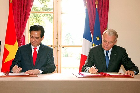 Thủ tướng Nguyễn Tấn Dũng và Thủ tướng Công hòa Pháp, Jean-Marc Ayrault ký Tuyên bố chung. Ảnh: VGP/Nhật Bắc